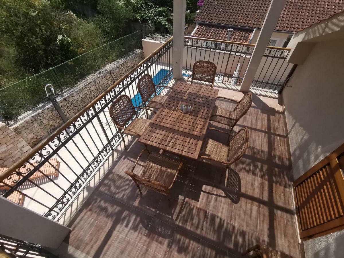 Villa V&D Milna  Exteriör bild