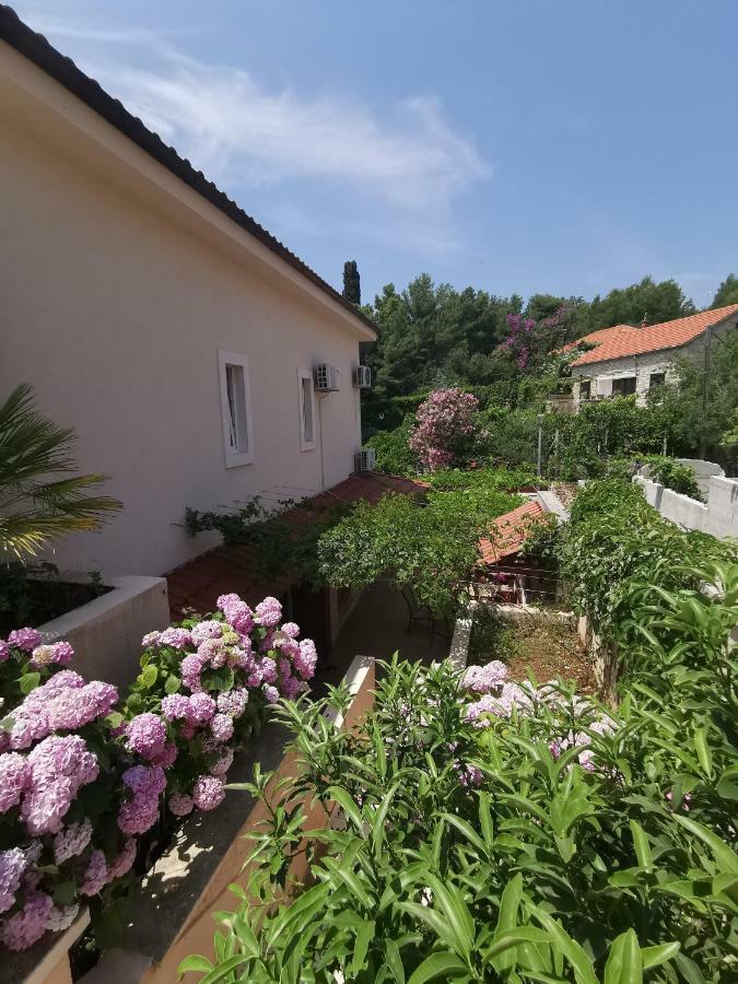 Villa V&D Milna  Exteriör bild